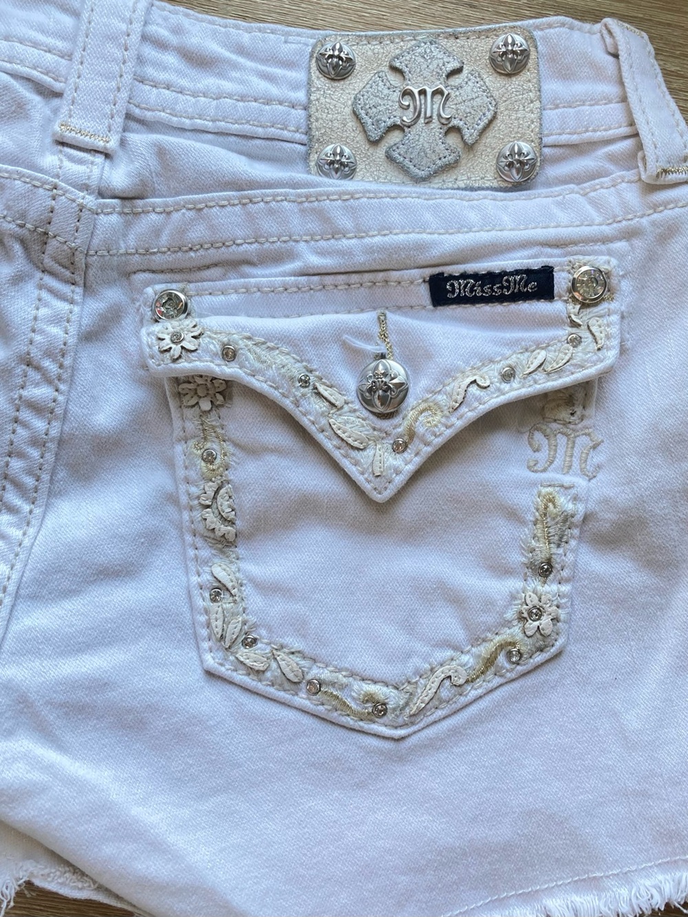 Miss Me White Denim Shorts Size 29 Embroidered Rhinestone Stretch Frayed Hem - Picture 8 of 11